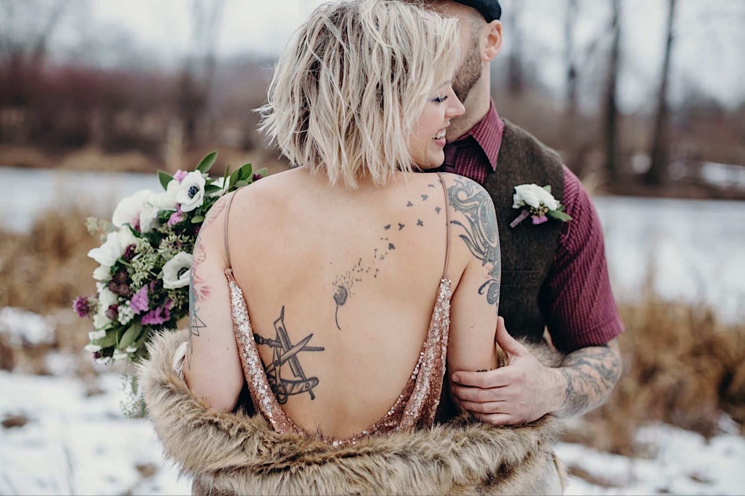 noiva estilosa tatuada na neve