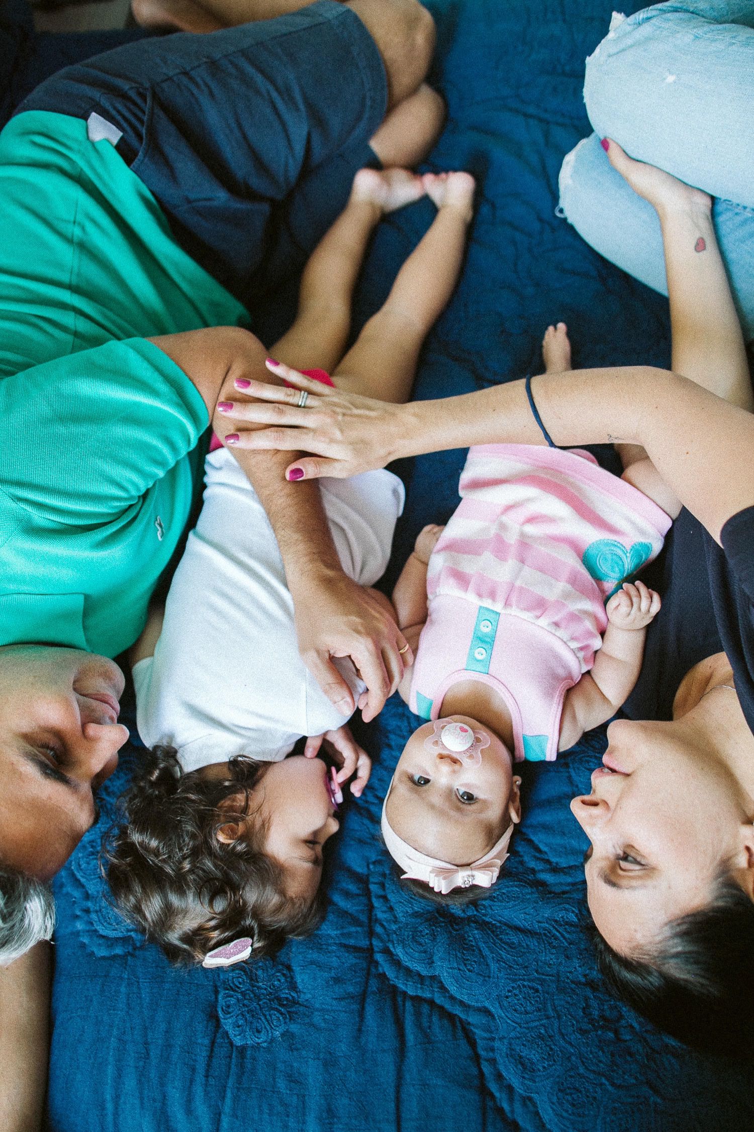 ensaio-fotografico-familia-em-casa-acompanhamento-1-ano-bebe00037